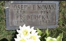 grafsteen Joseph F. Novak en Fredericka Novak Schuls