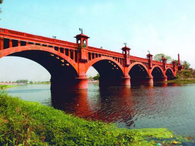 the red bridge in Lucknow